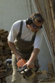 Click to see it big Ich mit Kettensäge, Impression aus dem Atelier